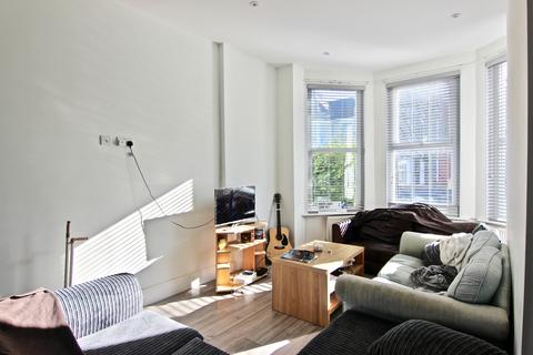 3 bedroom flat to rent - Warham Road, London, N4