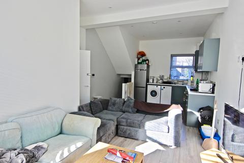 3 bedroom flat to rent - Warham Road, London, N4
