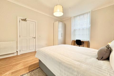 4 bedroom flat to rent - Fortrose Street, Glasgow G11