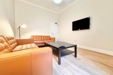 4 bedroom flat to rent, Fortrose Street, Glasgow G11