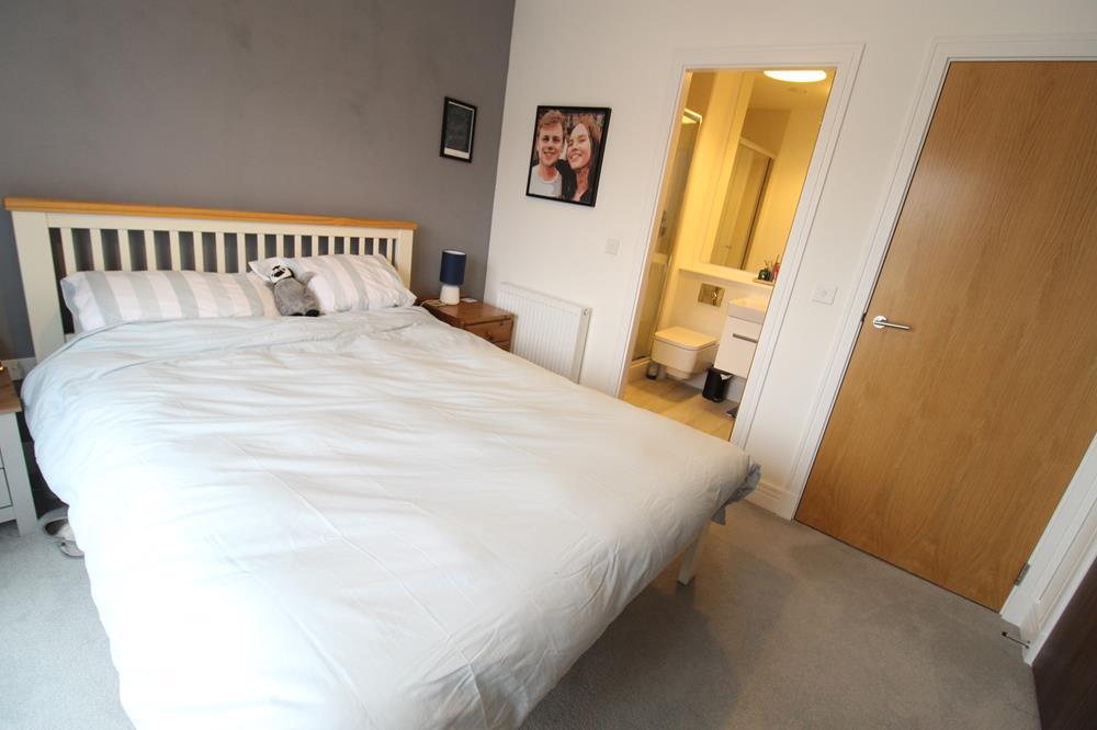 Master Bedrom − Photograph 2