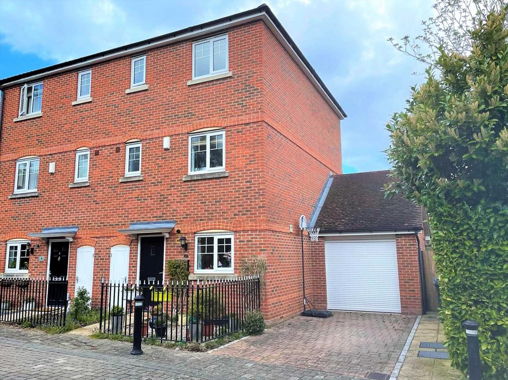 Alfred Close, Elvetham Heath, Fleet... 4 bed townhouse - £1,995 pcm (£ ...