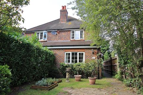 5 Fenns Lane, West End, Woking, GU24 9QF