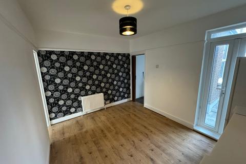 3 bedroom terraced house to rent, Stanley Road,  Grays, RM17