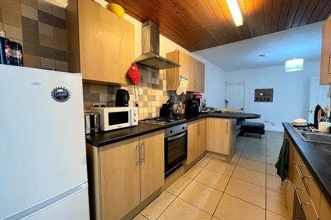 4 bedroom terraced house to rent, Bath Road, Southsea