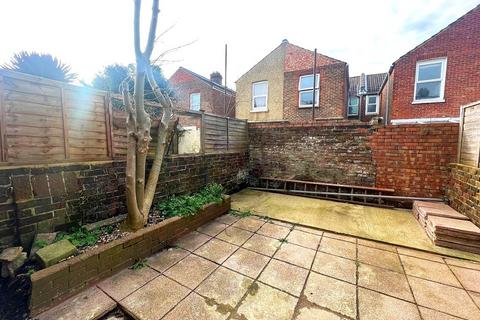 4 bedroom terraced house to rent, Bath Road, Southsea