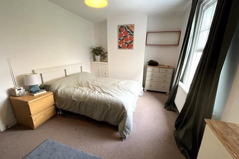 2 bedroom terraced house to rent, Clifton Street, Exeter