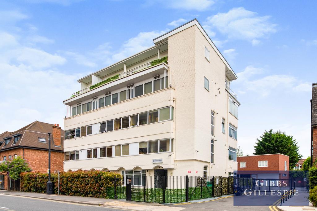Pembroke House, Ruislip HA4 8NQ Studio £1,075 pcm (£248 pw)