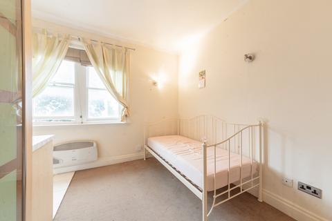 Studio to rent, Castle Hill