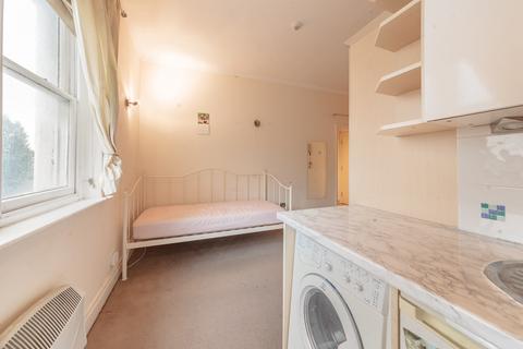 Studio to rent, Castle Hill