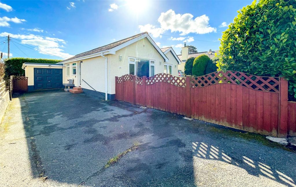 Bay View Road, Benllech, Tyn-y-Gongl... 4 bed bungalow for sale - £399,500