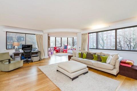 3 bedroom apartment to rent, Queens Terrace, London