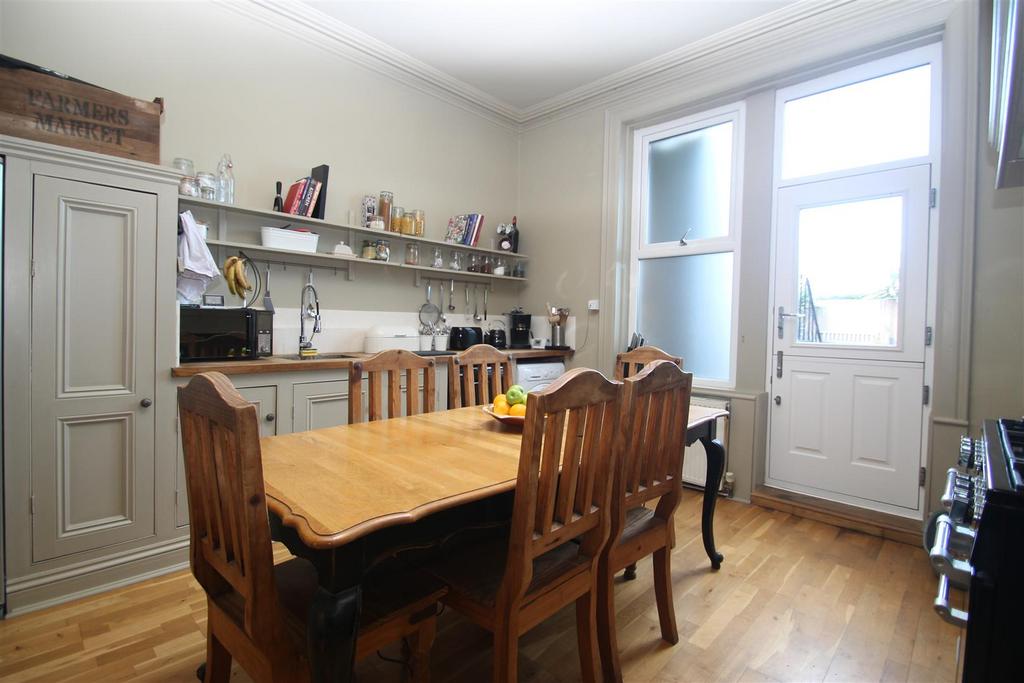 Kitchen 2.JPG