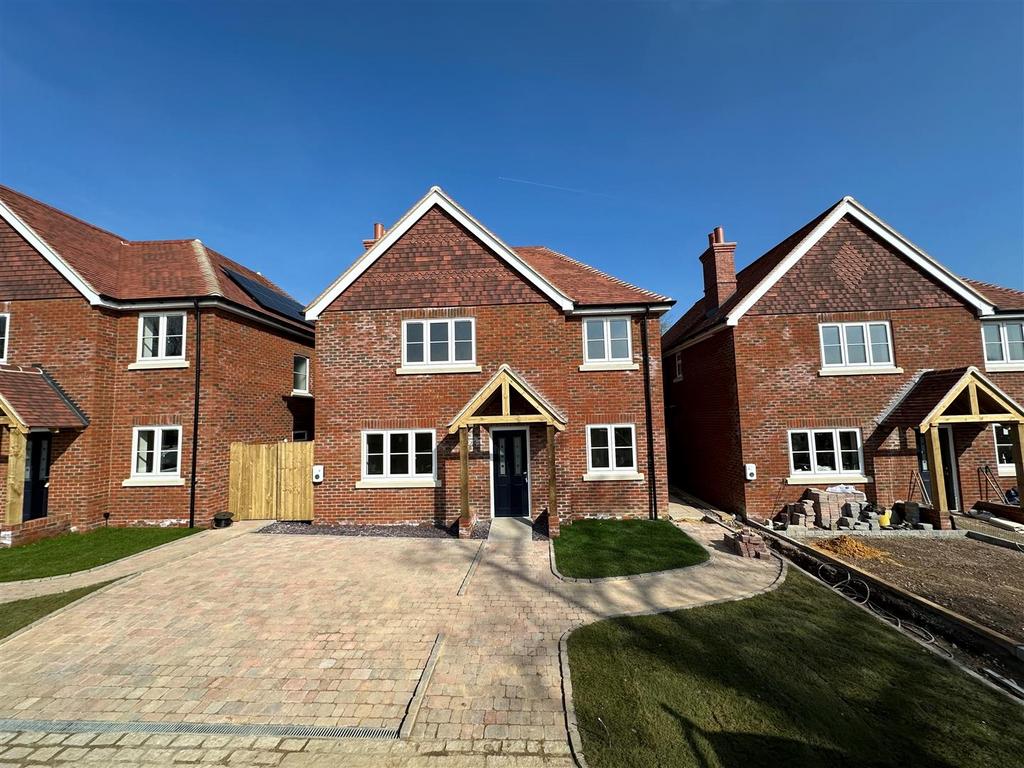 Upper Hale Road, Farnham 3 bed detached house for sale £650,000
