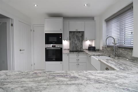 25 Aldgate Drive, Amblecote, Brierley Hill, DY5 3NT