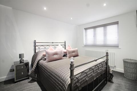 25 Aldgate Drive, Amblecote, Brierley Hill, DY5 3NT