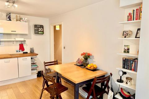 1 bedroom flat for sale, Salamanca Place, London SE1