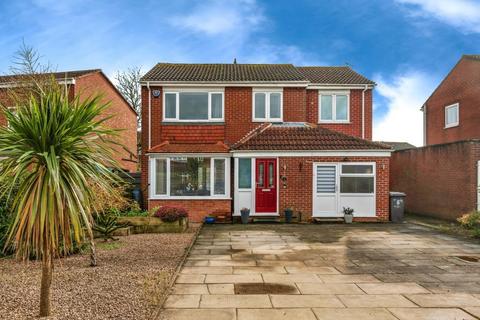 4 bedroom detached house for sale, Nairn Close, York