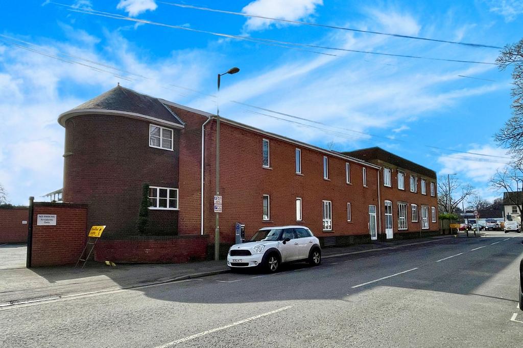 Queens Road, FARNBOROUGH GU14 1 bed apartment for sale £215,000