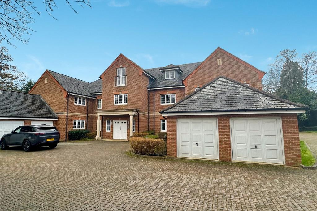 Charters Road, SUNNINGDALE SL5 2 bed apartment for sale £450,000
