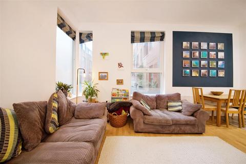 2 bedroom apartment for sale, Trays Hill Close, London N19