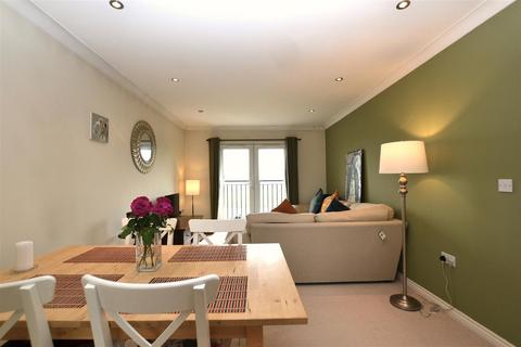 2 bedroom flat to rent - Meadow Way