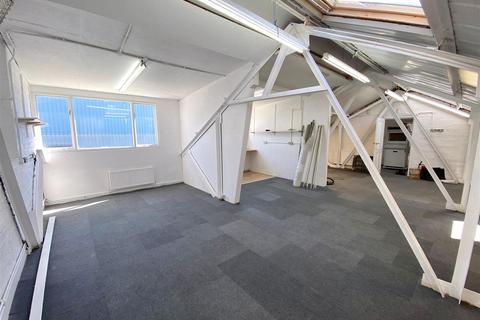 Industrial unit to rent, Cranborne Road, Potters Bar EN6