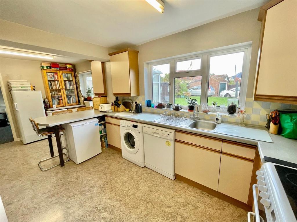 Kitchen 2.jpg