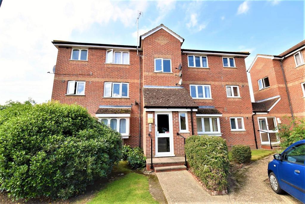 Lesney Gardens, Rochford 1 bed apartment £700 pcm (£162 pw)