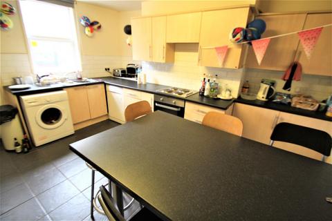 6 bedroom terraced house to rent, Ridgeway Terrace, Woodhouse, Leeds, LS6 2HU