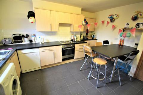 6 bedroom terraced house to rent, Ridgeway Terrace, Woodhouse, Leeds, LS6 2HU