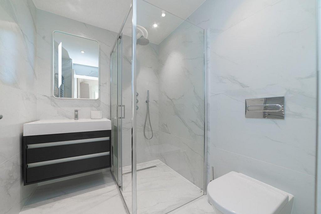 En   Suite Bathroom