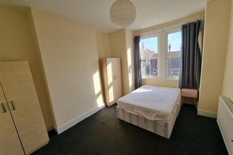 3 bedroom maisonette to rent, Sellincourt Road, SW17