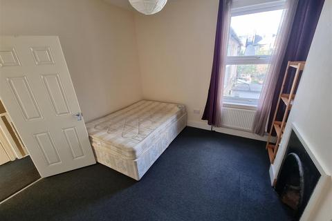 3 bedroom maisonette to rent, Sellincourt Road, SW17