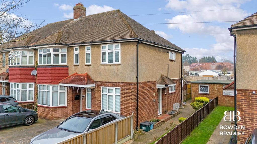 Walden Way, Hainault 2 bed for sale £325,000