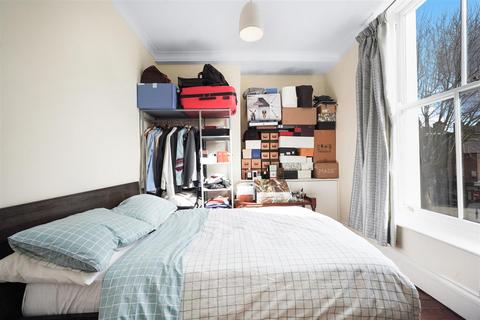 2 bedroom flat for sale, King Edward's Road, London