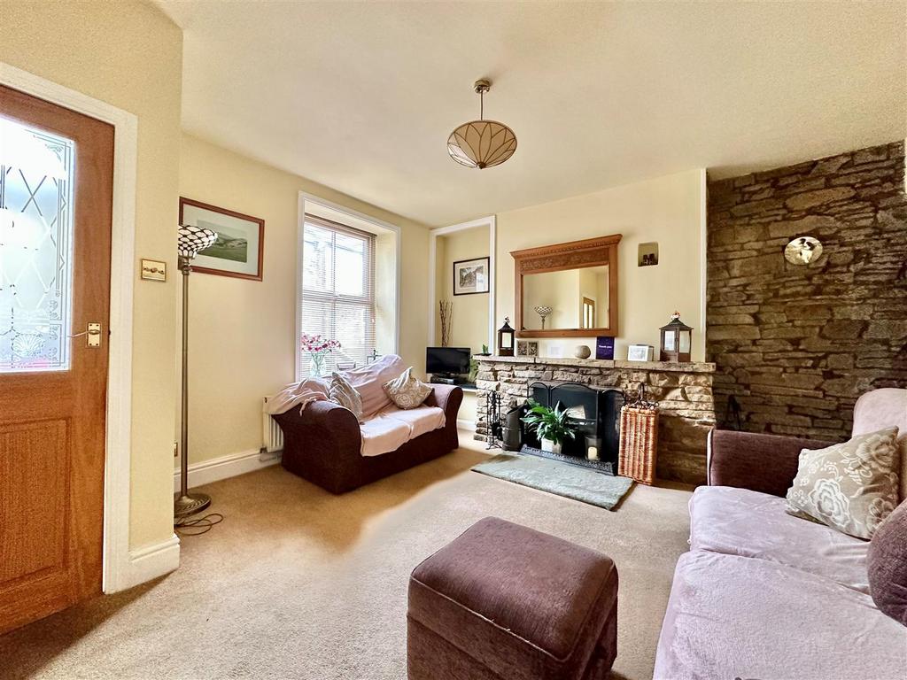 Glossop Road, High Peak SK22 3 bed semidetached house for sale £270,000