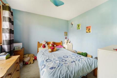 5 Hillside Close, Banstead, SM7 1ET