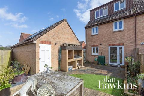 4 bedroom end of terrace house for sale, Earl Close, Middleleaze, Swindon