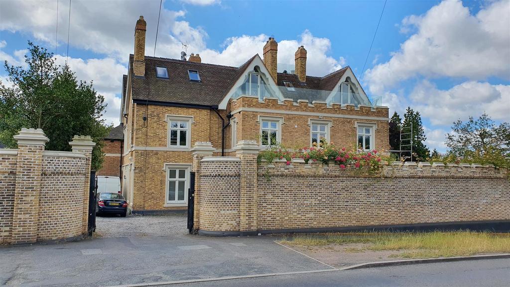 Stourton Court, Bridgnorth Road... 1 bed apartment to rent £1,200 pcm (£277 pw)