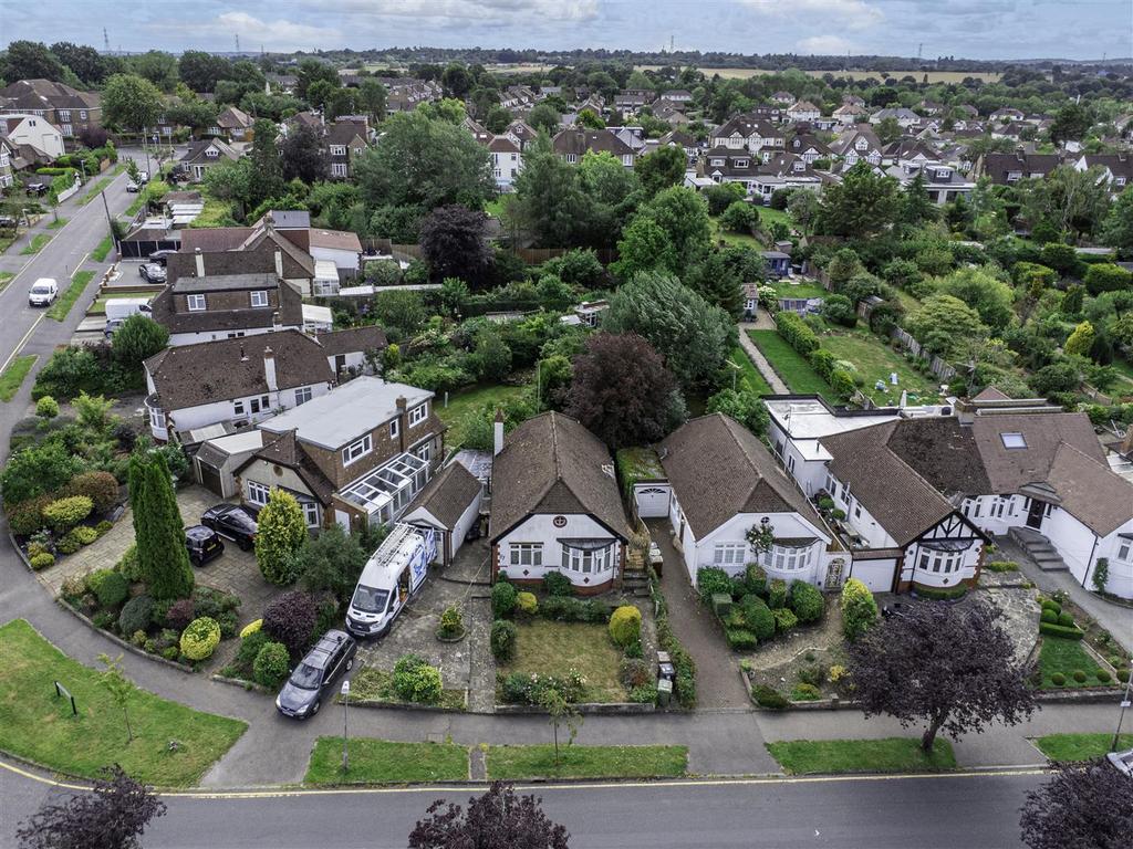 Ladbrooke Drive, Potters Bar EN6 2 bed detached bungalow for sale £