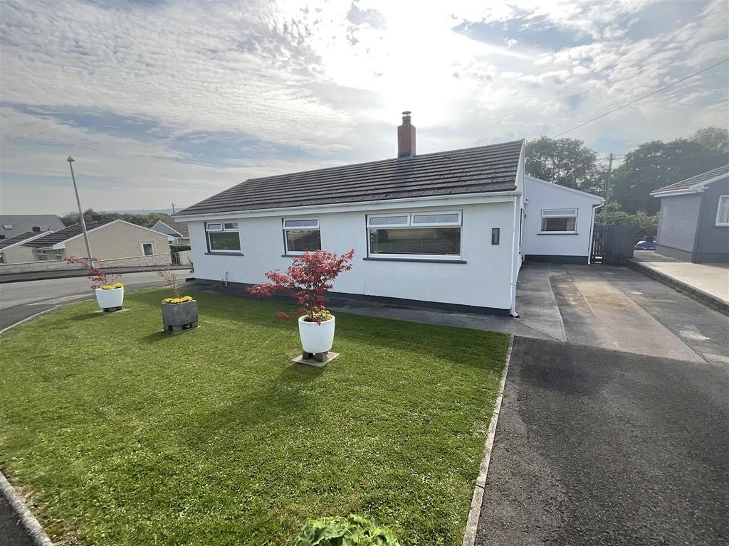 Maes Yr Haf, Ammanford 3 bed detached bungalow for sale £264,995