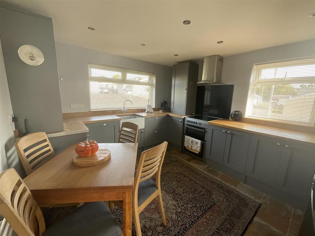 Maes Yr Haf, Ammanford 3 bed detached bungalow for sale £264,995