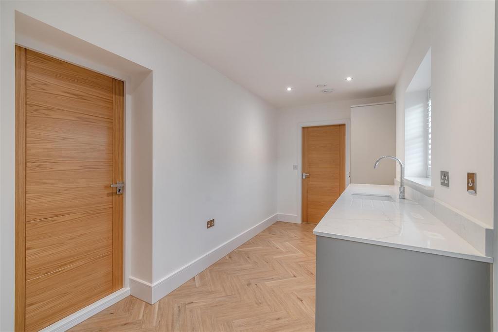 8584620-interior10.jpg