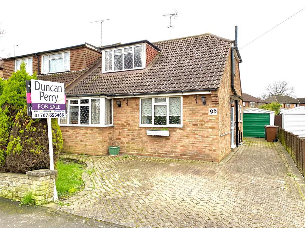 Sunnybank Road Potters Bar En6 3 Bed Semi Detached Bungalow For Sale