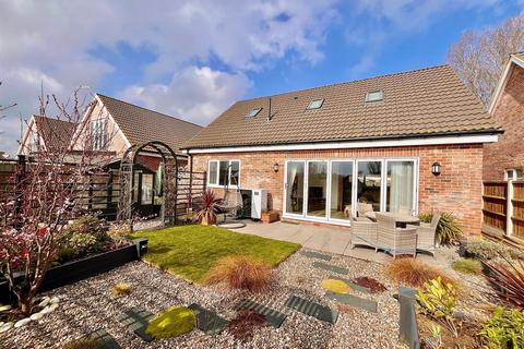 4 bedroom detached house for sale, Common Road NR29 4NA