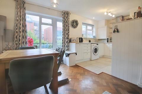 26 Linden Court, Leatherhead, KT22 7JG