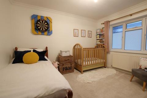 26 Linden Court, Leatherhead, KT22 7JG