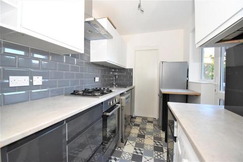 3 bedroom apartment to rent, Queens Road, Twickenham