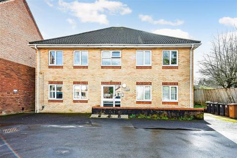 2 bedroom flat for sale, Lynwood Drive, Andover